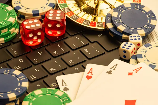 Resimde poker fişleri, oyun kartları ve rulet çarkı da dahil olmak üzere kumarhane unsurları tasvir ediliyor, muhtemelen ön planda online kumar veya oyun faaliyetleri öneriliyor.