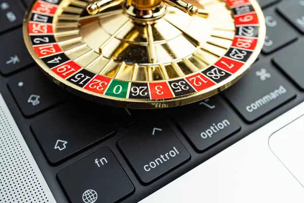 Çevrimiçi oyun, finans veya teknoloji alanında şans, risk ve karar vermeyi sembolize eden, bir bilgisayar klavyesindeki dönen rulet tekerleğinin yakın plan görüntüsü