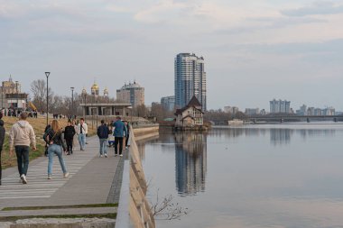 Canlı bir şehir manzarası, iyi bakımlı binalar ve şehir eğlencesi Kyiv, Ukrayna, 09-15-2024 manzaralı aktif bir rıhtım manzarası sunuyor.