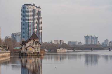Sakin bir şehir sahnesinde tarihi ve modern mimarinin bir karışımı sergileniyor, gelişimle mirası dengeleyen bir şehri sembolize ediyor. Görüntü Kyiv, Ukrayna, 09-15-2024