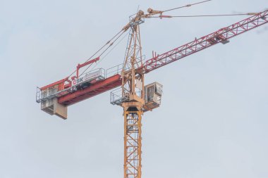 Sanayi projelerini veya kentsel gelişimi temsil etmek için ideal kırmızı vinçli bir inşaat alanının havadan görünüşü, Kyiv, Ukrayna, 09-15-2024