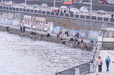 Kentsel liman sahnesi, eğlence faaliyetleri, canlı sokak sanatı ve çeşitli popülasyonlar Kyiv, Ukrayna, 09-15-2024
