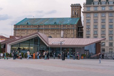Kalabalık bir kalabalığın, çeşitli etkinliklerin, şemsiyelerin ve Ukrayna 'nın Kyiv kentindeki uyumlu açık hava kuruluşlarının yer aldığı modern, enerji tasarruflu bir bina, 09-15-2024