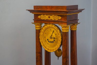 Karmaşık oymalar, altın aksanlı antika bir saat ve ahşap bir zeminde Roma rakamı olan bir yüz klasik Hig Kyiv, Ukrayna, 09-15-2024 'e hitap eden zarafet ve ihtişam yayar.