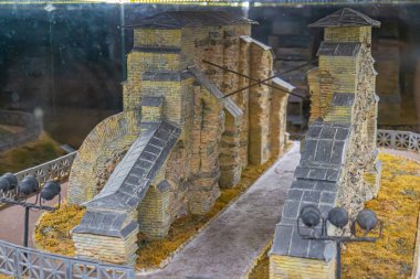 Kyiv, Ukrayna için yüksek gerçekçilikle işlenmiş sütunlar, kemerler ve muhtemelen heykeller gibi karmaşık mimari unsurların sergilendiği tarihi bir binanın ayrıntılı minyatür modeli, 09-15-2024