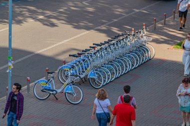 Bisiklet paylaşımı yoluyla sürdürülebilir ulaşım, güvenlik özellikleri olan modern bisikletler, yaya etkinliği ve Kyiv, Ukrayna, 09-15-2024 markası ile sürdürülebilir ulaşımı ön plana çıkaran şehir sahnesi
