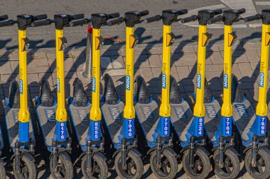Kyiv, Ukrayna, 09-15-2024 kentsel taşımacılık için ortak bir hareketlilik hizmetinin bir parçası olarak markalı elektrikli scooter 'lar park edildi.