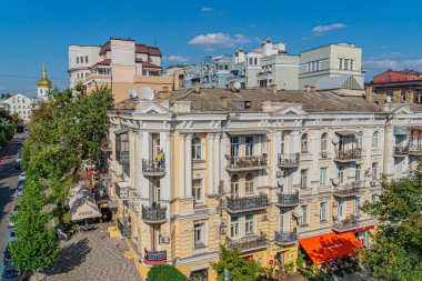 Tarihi binalar ve kaldırım taşlarıyla büyüleyici bir Avrupa sokak sahnesi, kültür mirası ve butik turizmi sergileniyor Kyiv, Ukrayna, 09-15-2024