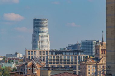 Eski ve yeni mimari tarzların bir karışımının yer aldığı kentsel manzara fotoğrafı, modern yüksek katlı bir bina ile büyüme, çeşitlilik ve iş potansiyeli Kyiv, Ukrayna, 09-15-2024