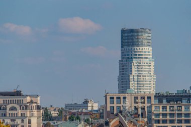 Yuvarlak kulesi ve yansıtıcı cam cepheli modern bir binanın Ukrayna 'nın başkenti Kyiv' de, 09-15-2024