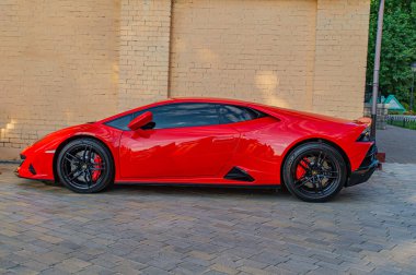 Açık kapüşonlu kırmızı Lamborghini spor arabası, Ukrayna 'nın başkenti Kyiv' de bir tuğla yüzeye park edilmiş, 09-15-2024