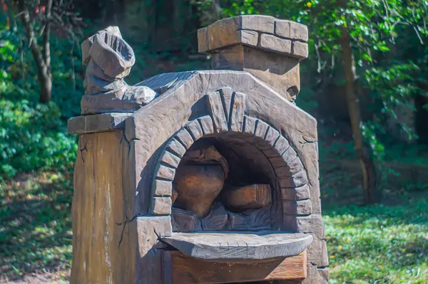 İtalyan ahşap fırınına benzeyen taştan bir pizza fırını, Ukrayna 'nın başkenti Kyiv' de, 09-15-2024 'te bir bahçe veya verandaya yerleştiriliyor.