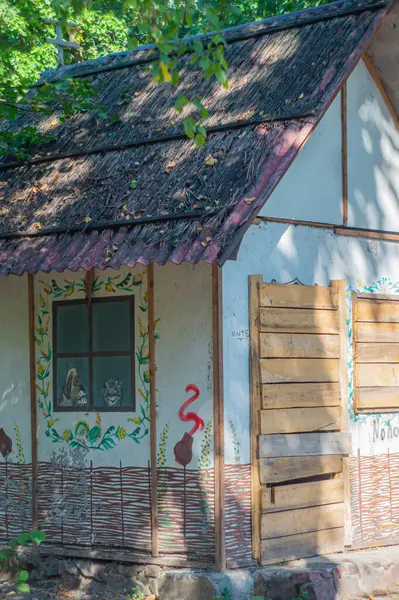 Doğal ortamda bulunan tropikal dekorlu bir kır kulübesi muhtemelen reklam amaçlı egzotik bir yer olan Kyiv, Ukrayna, 09-15-2024