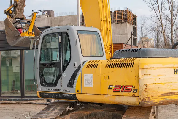 Görüntü açık hava inşaat sahasında kullanılan sarı bir buldozer gösteriyor, muhtemelen kazı ya da not verme faaliyetlerinde yer alıyor. Olay yeri öğleden sonra geç saatlerde Shado Kyiv, Ukrayna, 09-15-2024
