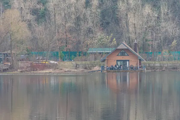 Kyiv, Ukrayna 'nın sakinliğini koruyan sakin sulara yansıyan, güz ağaçlarının arasına yerleşmiş sakin bir göl kenarı manzarası, 09-15-2024