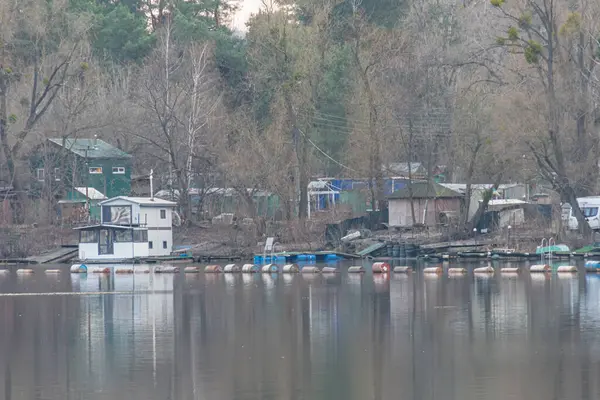 Rıhtımlı teknelerle sakin bir göl kenarı, rahatlama ve doğal güzellik pazarlaması için ideal Kyiv, Ukrayna, 09-15-2024