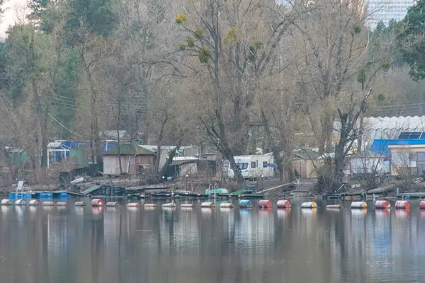 Sel basmış evlerin olduğu yerleşim alanlarının havadan görünüşü, elektrik hatlarının görünmesi, günlük yaşam ve Kyiv, Ukrayna, 09-15-2024