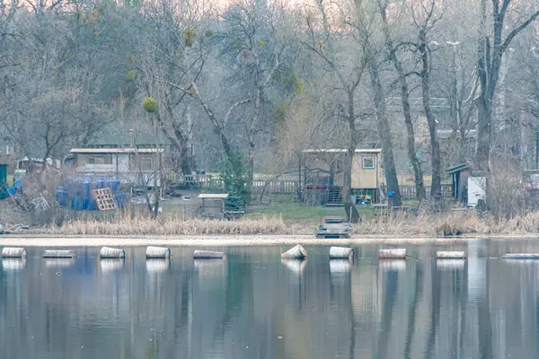 Birden fazla rıhtım ve yapıya sahip sakin su yolu sahnesi, bulutlu gökyüzünü yansıtan taşımacılık rahatlama, kentsel kaçış, tekne gezisi ve balıkçılık gibi eğlence aktiviteleri, Kyiv, Ukrayna, 09-15-2024