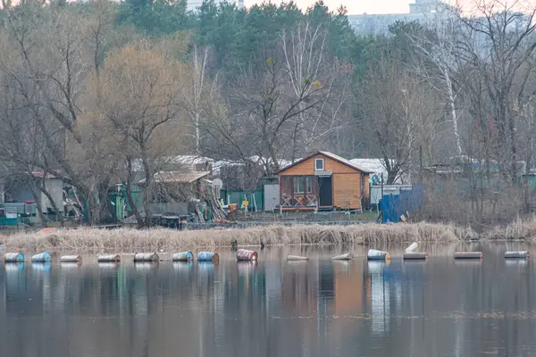 Huzurlu göl evleri sakin suları yansıtıyor, huzurlu inzivalar veya tatil noktaları için ideal mekanlar Kyiv, Ukrayna, 09-15-2024 tatil kampanyalarında kullanılabilir.