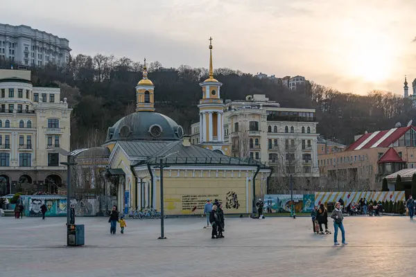 Altın kubbeler, süslü detaylar, sonbahar yeşillikleri, büyük kare yakınlarındaki açık hava pazarında serbest gezinen canlı şehir manzarası Kâşif Kyiv, Ukrayna, 09-15-2024 'ü davet ediyor