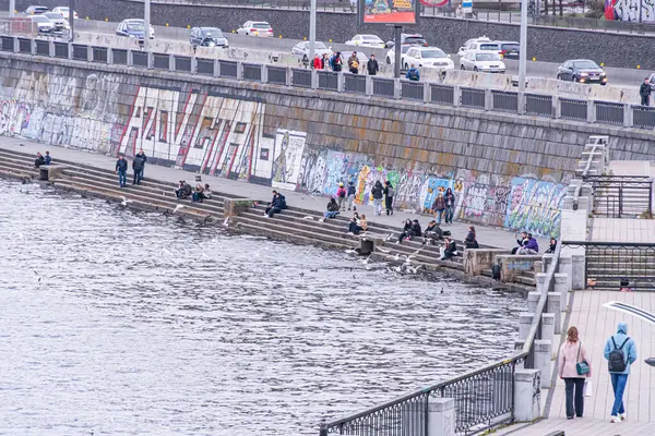 Kentsel liman sahnesi, eğlence faaliyetleri, canlı sokak sanatı ve çeşitli popülasyonlar Kyiv, Ukrayna, 09-15-2024
