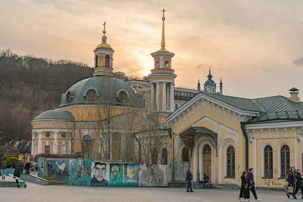 Gündoğumu sırasında birden fazla kubbe ve kuleye sahip bir Rus kilisesinin sanatsal fotoğrafı. Kilise altın aksanlarıyla süslenmiş ve Ukrayna, Kyiv 'de odak noktası olarak duruyor, 09-15-2024