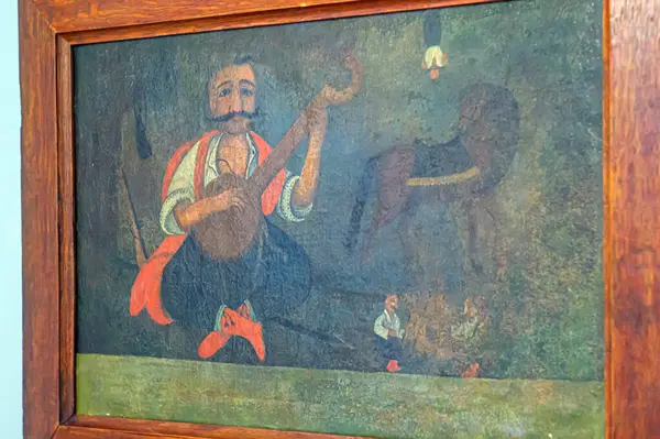 Geleneksel kıyafetlerle bir enstrüman çalan bir adamın yağlı boya tablosu, sıcak, muhtemelen açık bir zemin üzerine kurulmuş anlamlı özellikleri ve kanva Kyiv, Ukrayna 'da dokuma yağı, 09-15-2024