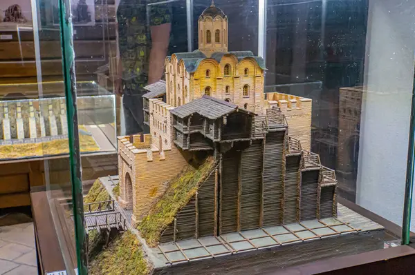 Ayrıntılı bir minyatür kale modeli, koleksiyoncular ve tarihçi meraklıları Kyiv, Ukrayna, 09-15-2024 için ideal bir cam kutuda sergileniyor.