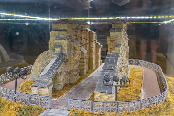 Detaylı mimari, forum veya pazar alanı, cam kutu, koleksiyoncu parçası, tarihi doğruluk, işçilik Kyiv, Ukrayna, 09-15-2024