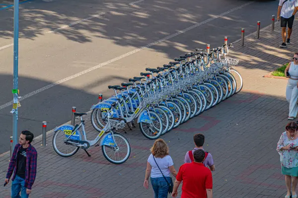 Bisiklet paylaşımı yoluyla sürdürülebilir ulaşım, güvenlik özellikleri olan modern bisikletler, yaya etkinliği ve Kyiv, Ukrayna, 09-15-2024 markası ile sürdürülebilir ulaşımı ön plana çıkaran şehir sahnesi