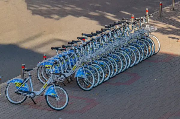 Belirlenmiş park alanındaki mavi bisikletlerin organize edilmiş görüntüsü, Ukrayna, Kyiv, Ukrayna, 09-15-2024 için bisiklet kiralama veya ortak bisiklet sistemini öneriyor