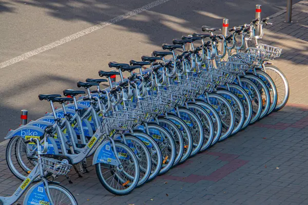 Kentler arası bisiklet paylaşım sistemi veya benzer bir program olan Kyiv, Ukrayna, 09-15-2024 'te düzenli olarak düzenlenmiş modern bisikletler.