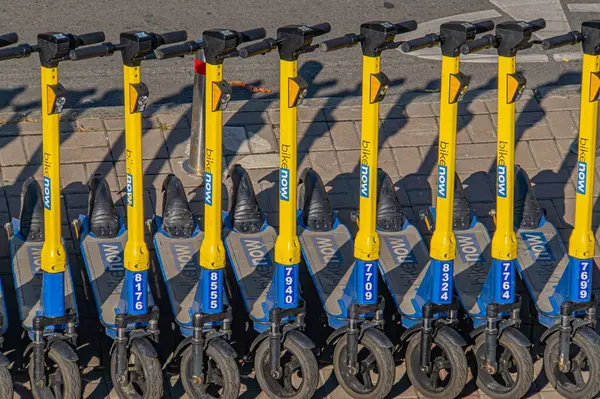 Kyiv, Ukrayna, 09-15-2024 kentsel taşımacılık için ortak bir hareketlilik hizmetinin bir parçası olarak markalı elektrikli scooter 'lar park edildi.