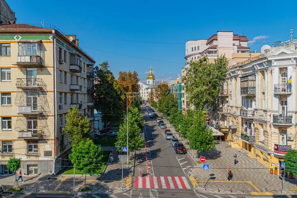 Geleneksel Avrupa binaları, kaldırımlar boyunca uzanan ağaçlar ve yaya faaliyetlerinin yer aldığı şehir manzarası açık hava Kyiv, Ukrayna, 09-15-2024