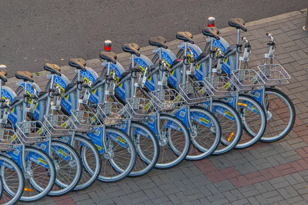 Bisiklet parklarındaki mavi bisikletlerin kentsel görüntüsü, halka açık bisiklet paylaşım sistemi Kyiv, Ukrayna, 09-15-2024 'te çevre dostu ulaşımın teşvik edilmesi