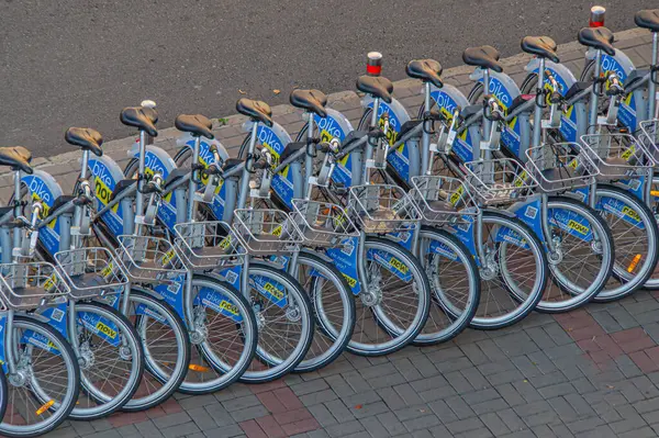 Kentsel hareketliliği ve çevre dostu ulaşımı sembolize eden bir bisiklet paylaşım programına yerleştirilmiş mavi bisikletler Kyiv, Ukrayna, 09-15-2024