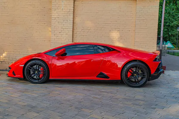 Açık kapüşonlu kırmızı Lamborghini spor arabası, Ukrayna 'nın başkenti Kyiv' de bir tuğla yüzeye park edilmiş, 09-15-2024