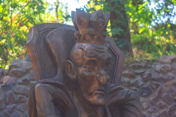 Süslü bir tacı olan kraliyet figürünün ayrıntılı bir heykeli, zanaatkarlık ve ihtişamlı Kyiv, Ukrayna, 09-15-2024