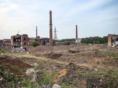 Endüstriyel manzara, terk edilme terk edilme terk edilme terk edilmiş yapılar, baca bitki örtüsü, enkaz, enkaz, moloz, kaya, çimen, yıkım yığınları, bakımsız bulutlu gökyüzü, ıssızlık...