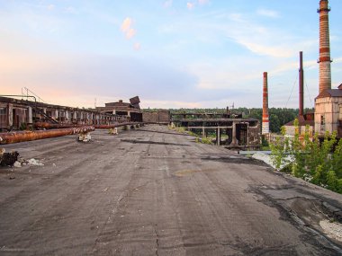 Şafak veya alacakaranlıkta terk edilmiş bir sanayi bölgesinin geniş açılı perspektifi panoramik manzarayı gözler önüne seriyor.