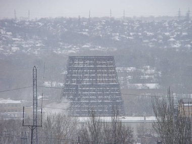 Karlı, eşsiz mimari tasarımı olan, birbirine bağlı kuleleri ve sütunları olan bir yapı, daha büyük bir gelişimde yer almakta ve altyapısı gündüz vakti görülebilmektedir.
