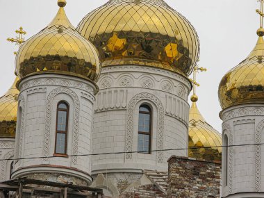 Katedral kompleksinin bir parçası olması muhtemel haçları ve dini ikonografisi olan üç altın kubbeli Rus Ortodoks kilisesinin görüntüsü.