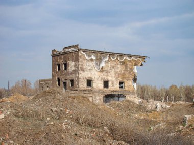 Terk edilmiş, harap olmuş bir depo ya da boş bir sanayi bölgesinde çürüme ve ihmal işaretleri olan bir fabrika.