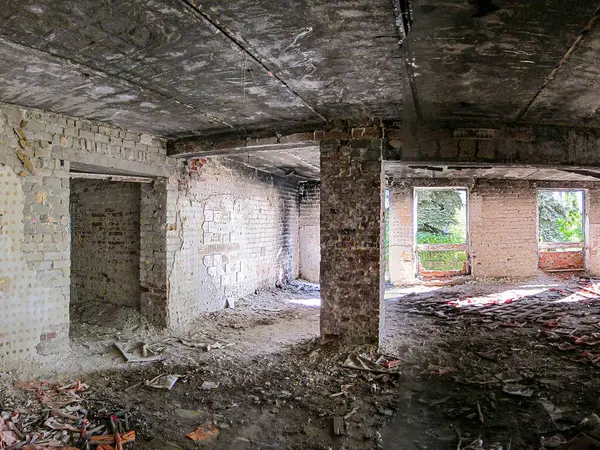 Hasarlı iç mekan muhtemelen yıkım, yangın ya da doğal afet yüzünden yıkıldı, duvarlar çöktü, tuğla ve metal takviyeleri ortaya çıktı, bir duvarda büyük bir delik açıldı, muhtemelen kırık bir zafer.