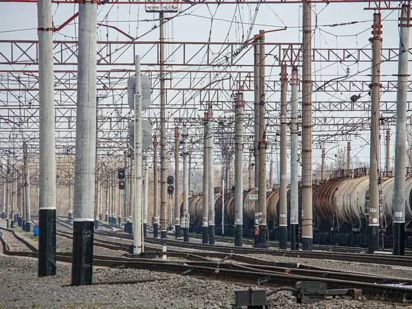 Tren rayları, elektrik hatları, durağan tren vagonları ve doğal manzarayla çelişen sanayi bölgesi.