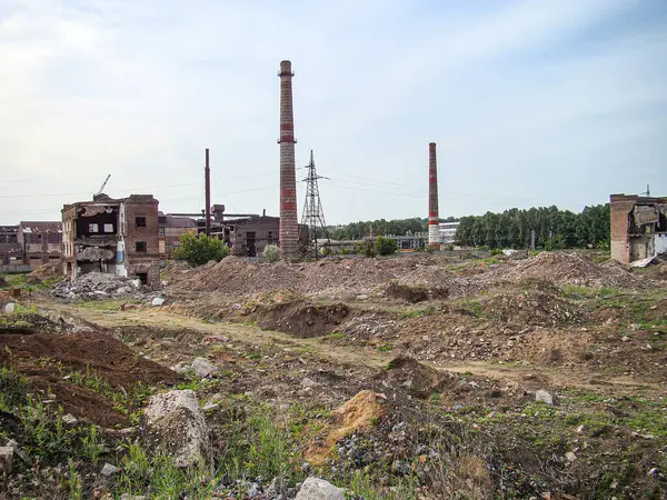 Endüstriyel manzara, terk edilme terk edilme terk edilme terk edilmiş yapılar, baca bitki örtüsü, enkaz, enkaz, moloz, kaya, çimen, yıkım yığınları, bakımsız bulutlu gökyüzü, ıssızlık...