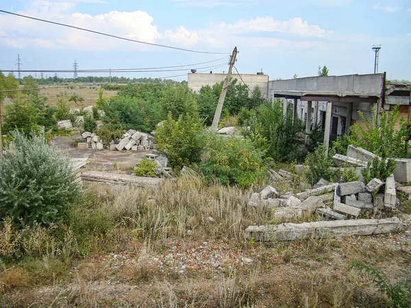 İhmal edilmiş, fazla gelişmiş ve harap olmuş enkaz ve kısmi bina çökmesi sabah veya öğleden sonra aydınlatma koşulları altında