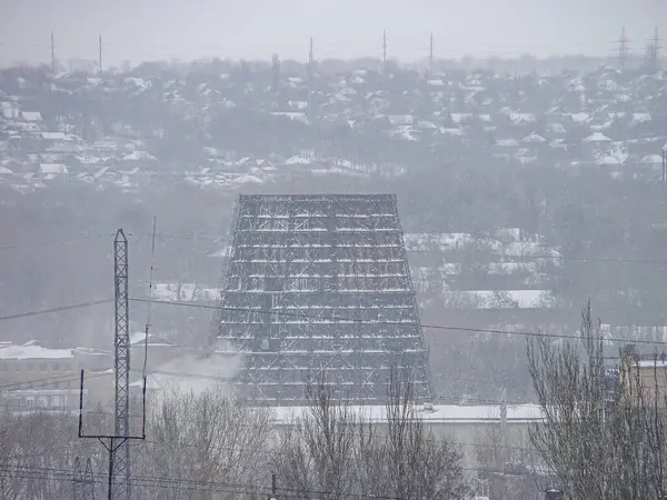 Karlı, eşsiz mimari tasarımı olan, birbirine bağlı kuleleri ve sütunları olan bir yapı, daha büyük bir gelişimde yer almakta ve altyapısı gündüz vakti görülebilmektedir.