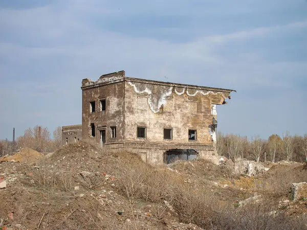 Terk edilmiş, harap olmuş bir depo ya da boş bir sanayi bölgesinde çürüme ve ihmal işaretleri olan bir fabrika.