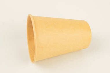 Tarafsız bir zemin üzerinde kahve ya da çay için tek bir sarı paket kahve fincanı, tek kullanımlık içecek malzemesi çözümleri pazarlamak için kullanılır.